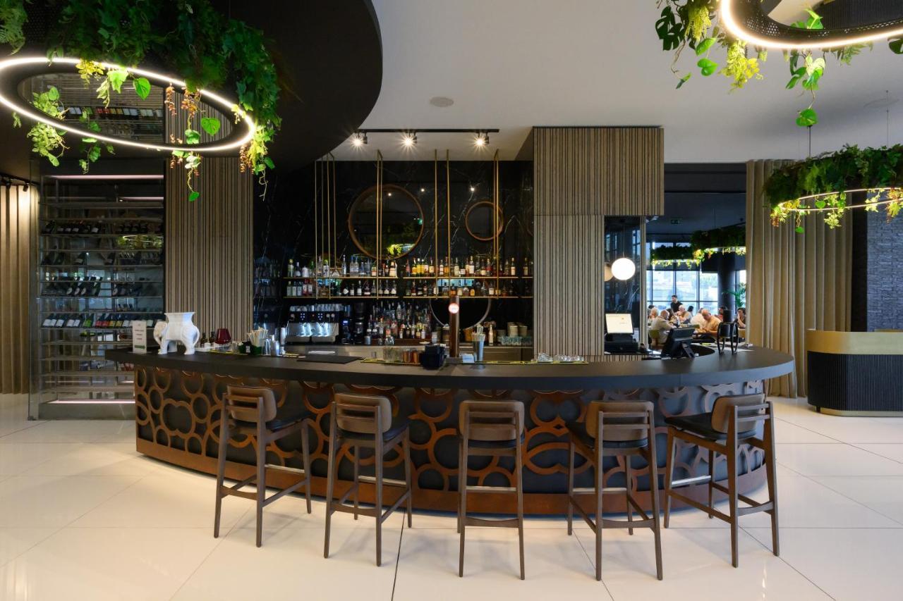 Melia Braga Hotel & Spa Экстерьер фото The bar at the lounge