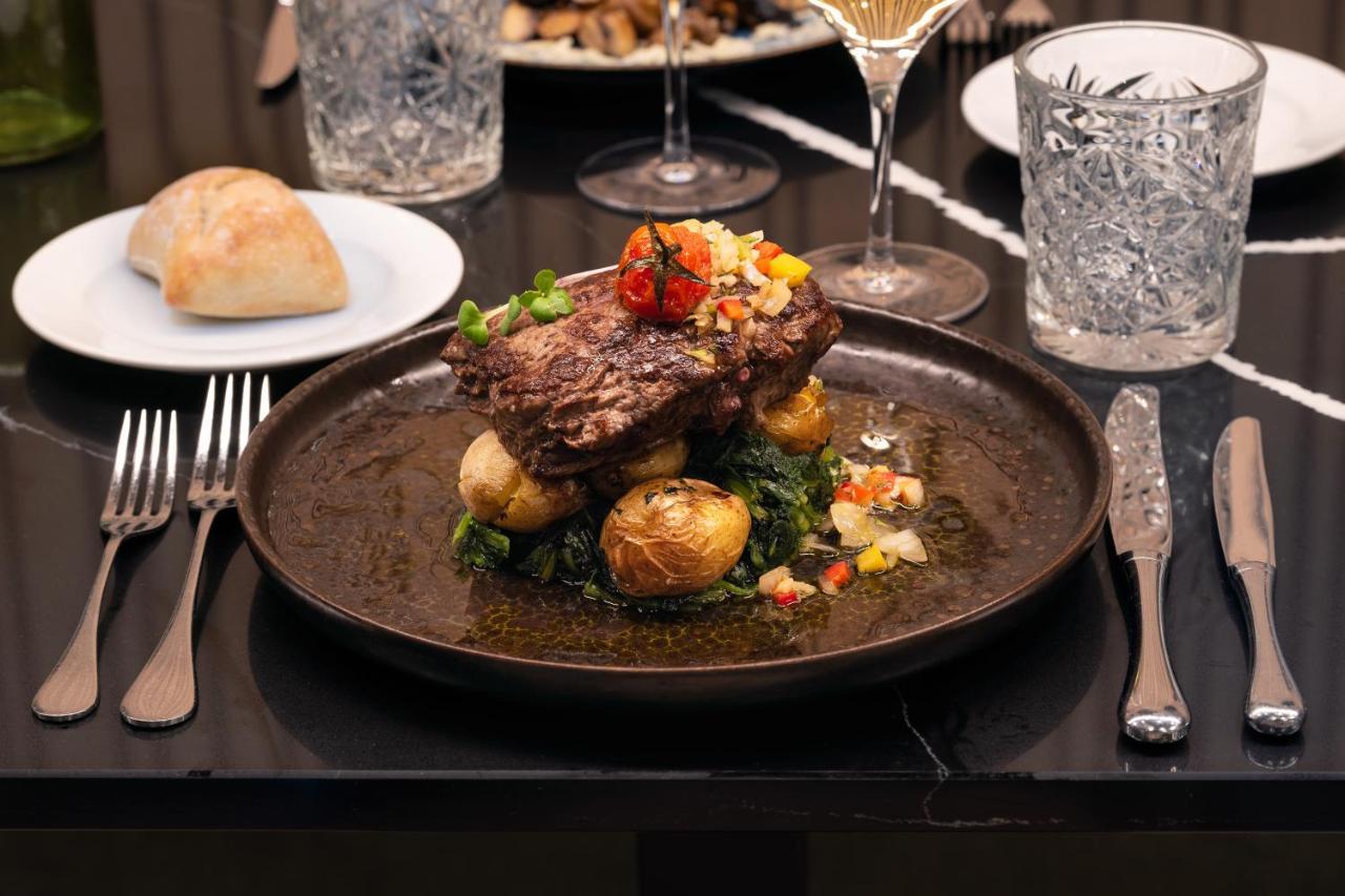 Melia Braga Hotel & Spa Экстерьер фото A steak prepared at the restaurant