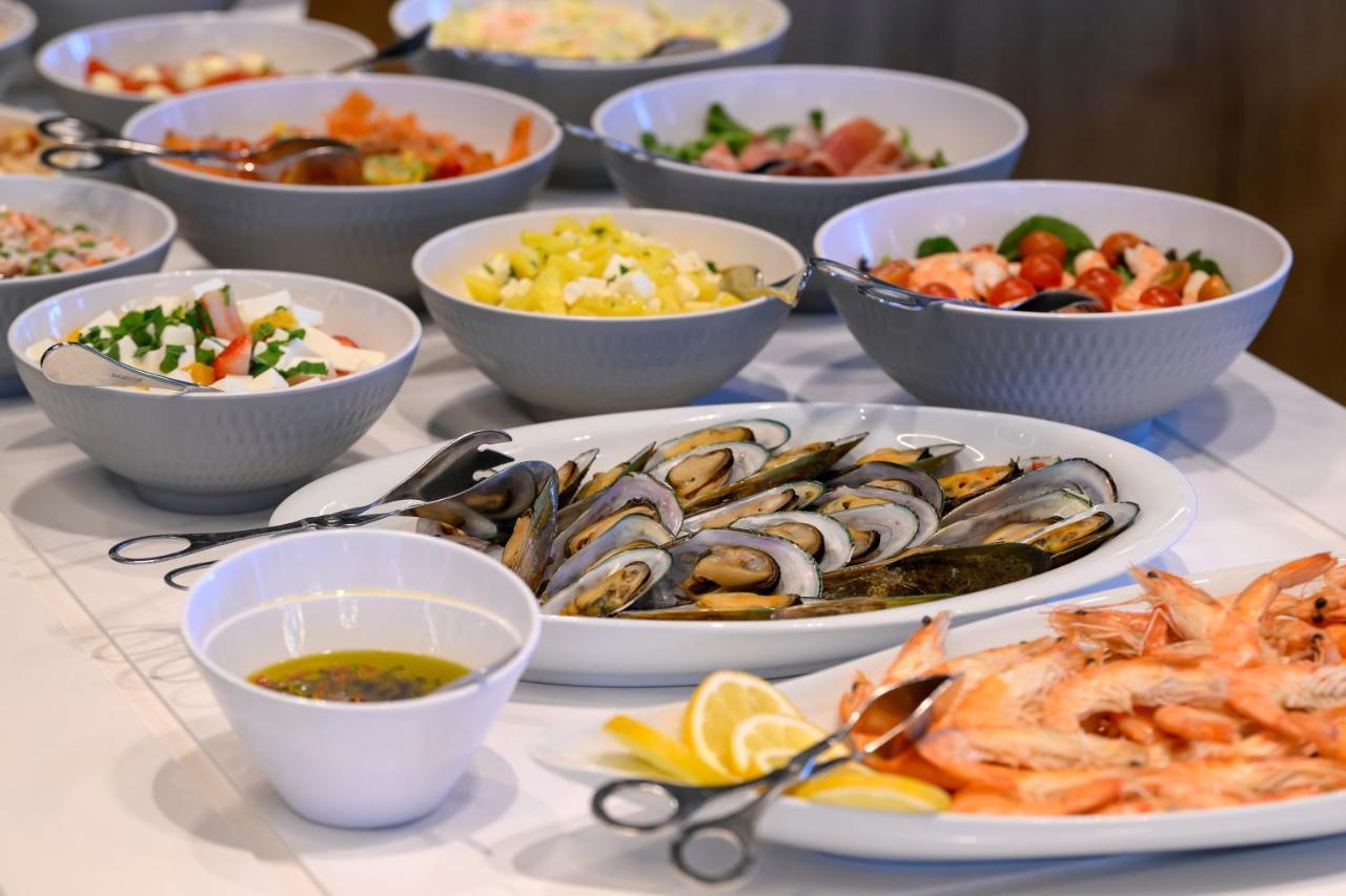 Melia Braga Hotel & Spa Экстерьер фото A buffet of seafood