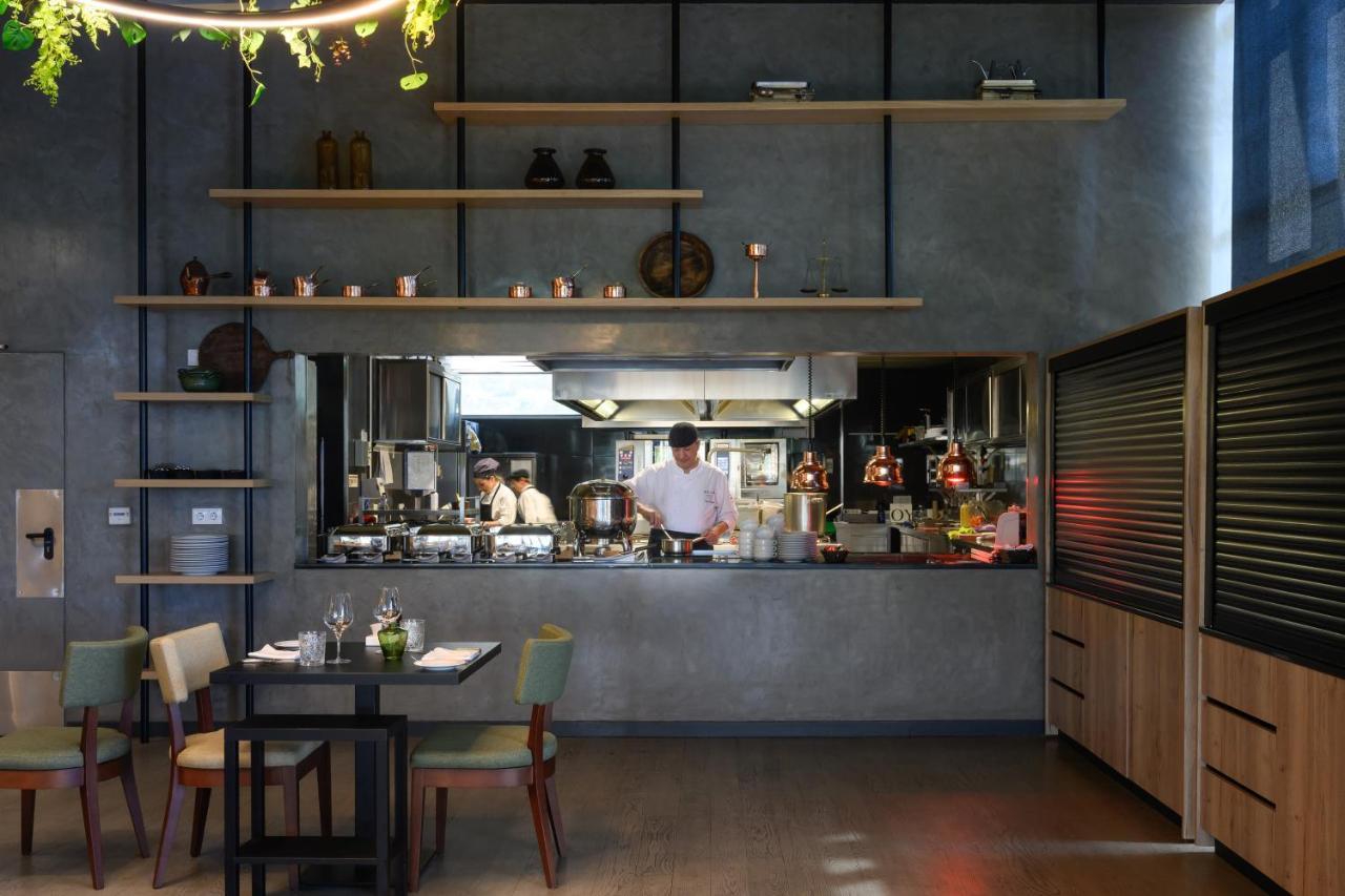 Melia Braga Hotel & Spa Экстерьер фото The open kitchen at the restaurant