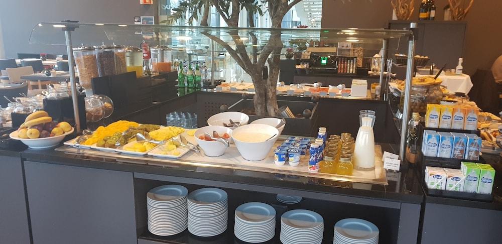Melia Braga Hotel & Spa Экстерьер фото A buffet at a hotel
