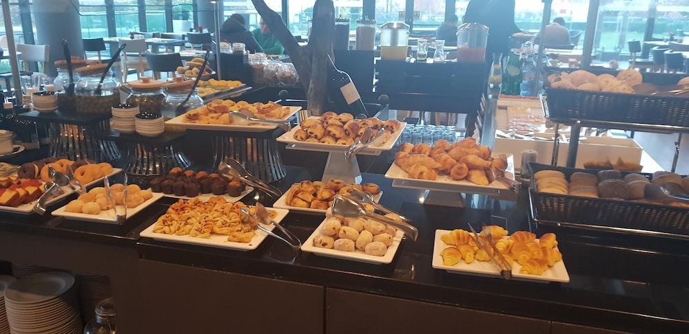 Melia Braga Hotel & Spa Экстерьер фото A selection of pastries at a buffet
