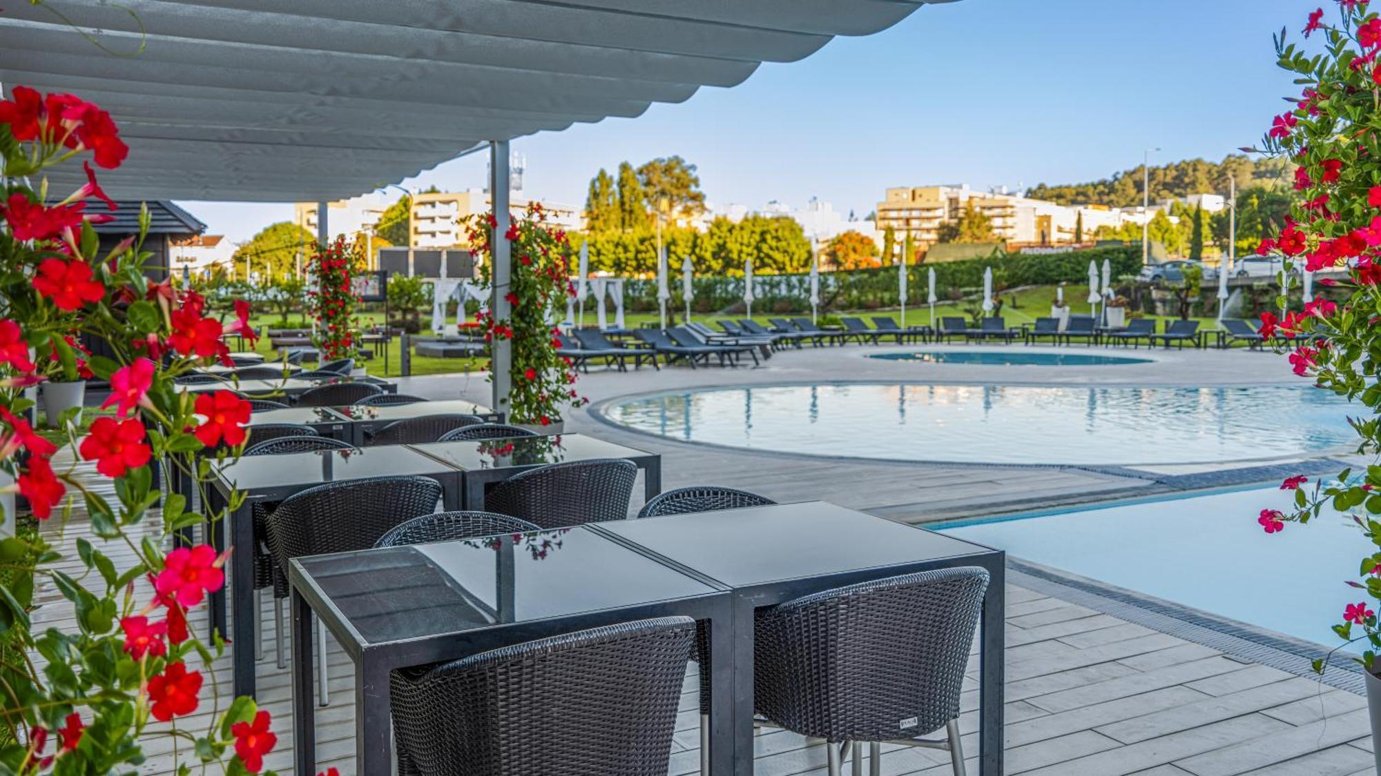 Melia Braga Hotel & Spa Экстерьер фото The pool at the hotel