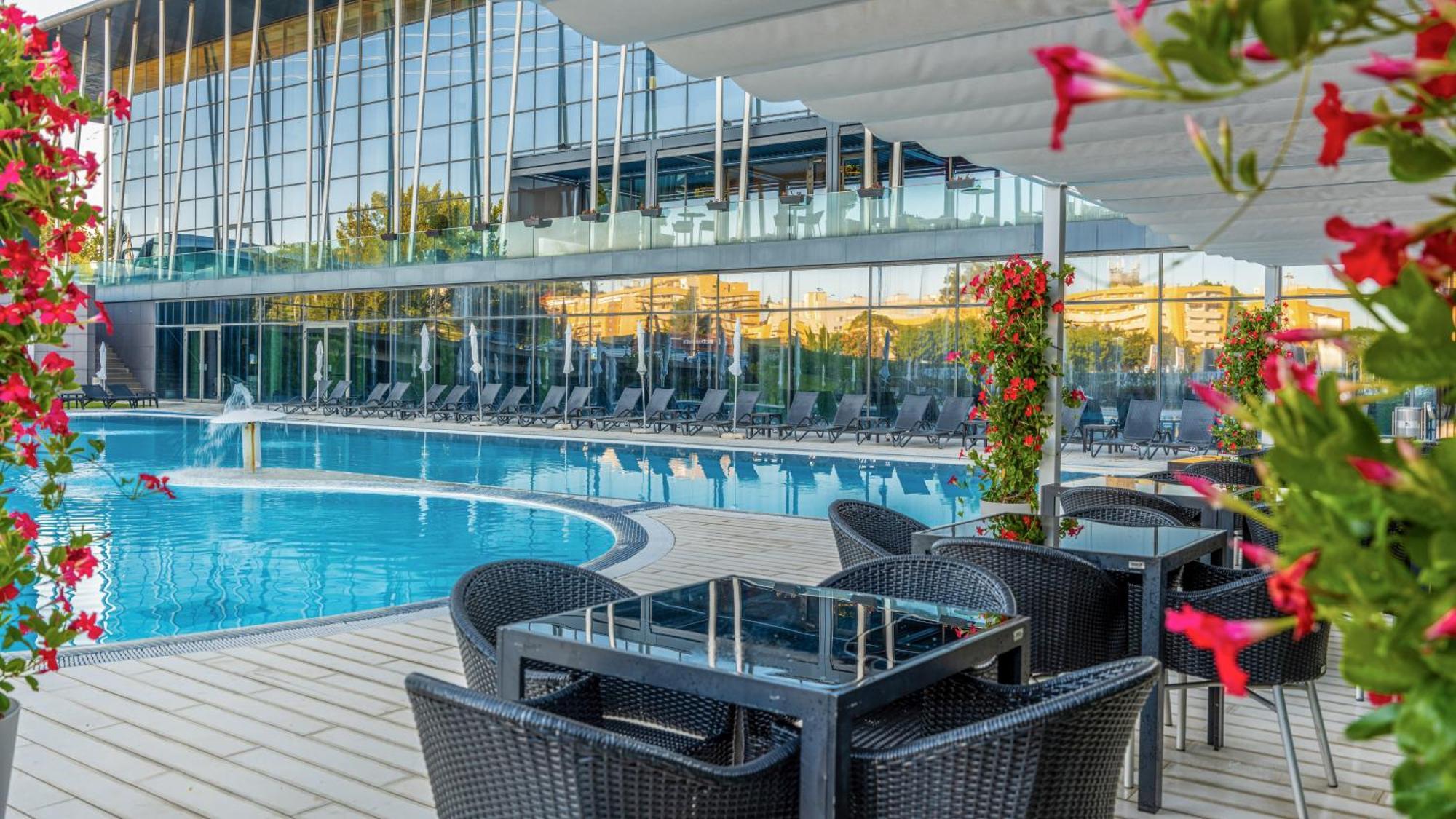 Melia Braga Hotel & Spa Экстерьер фото The swimming pool at the hotel