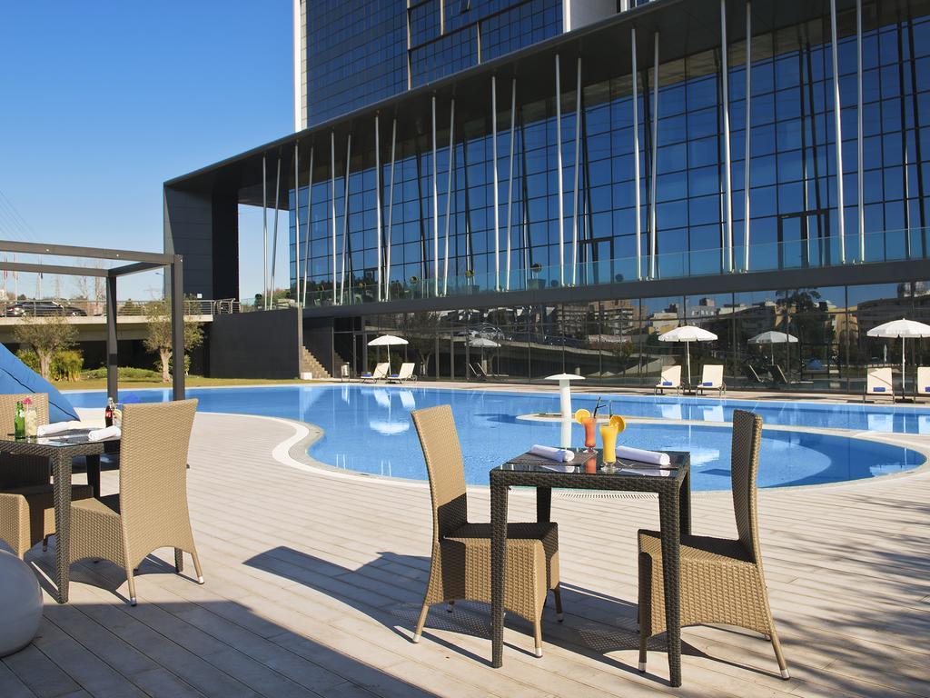 Melia Braga Hotel & Spa Экстерьер фото The pool at the hotel