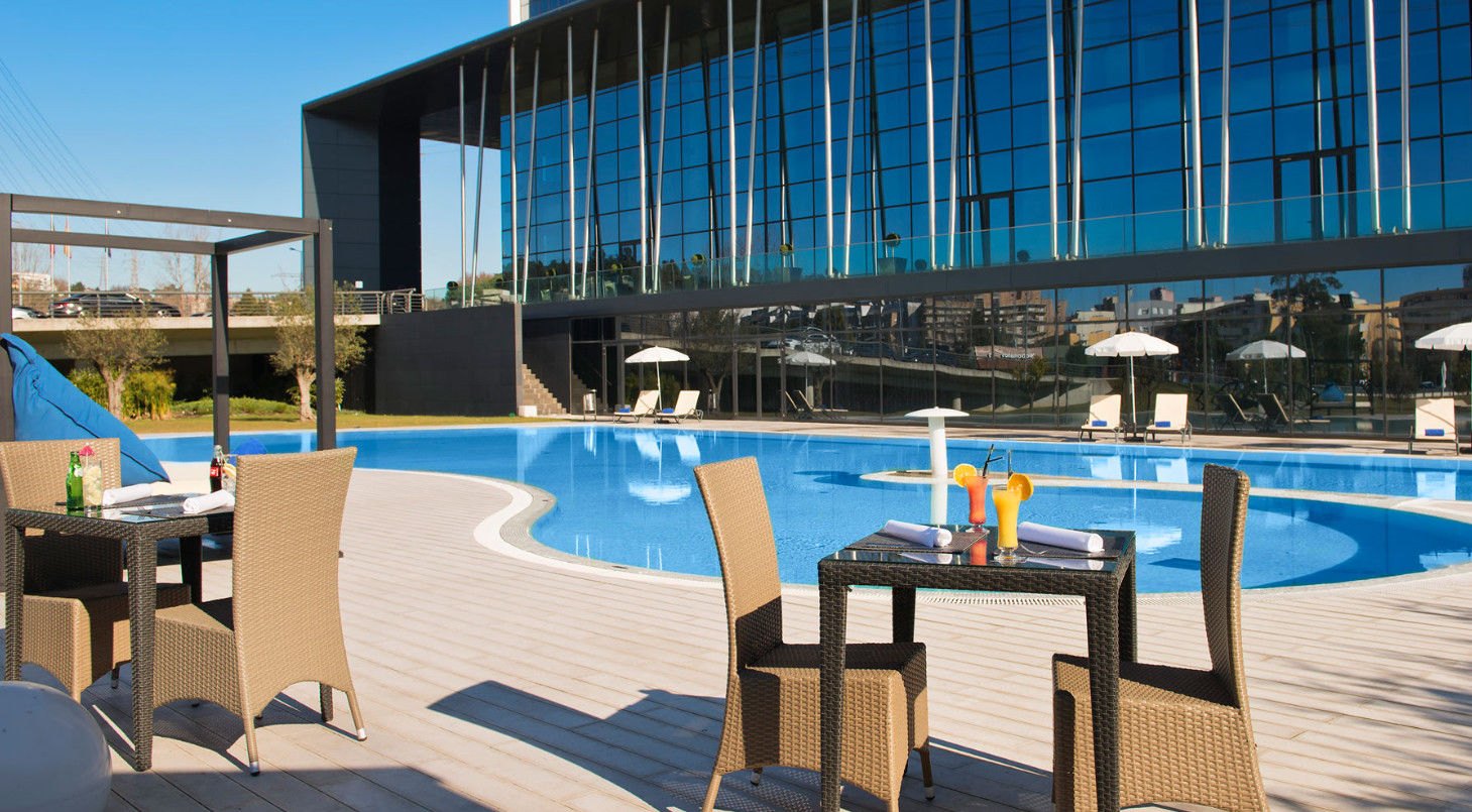 Melia Braga Hotel & Spa Экстерьер фото The swimming pool at the hotel
