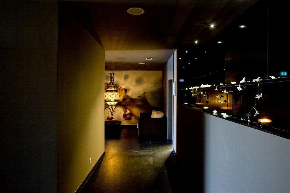 Melia Braga Hotel & Spa Интерьер фото The interior of a modern Japanese restaurant